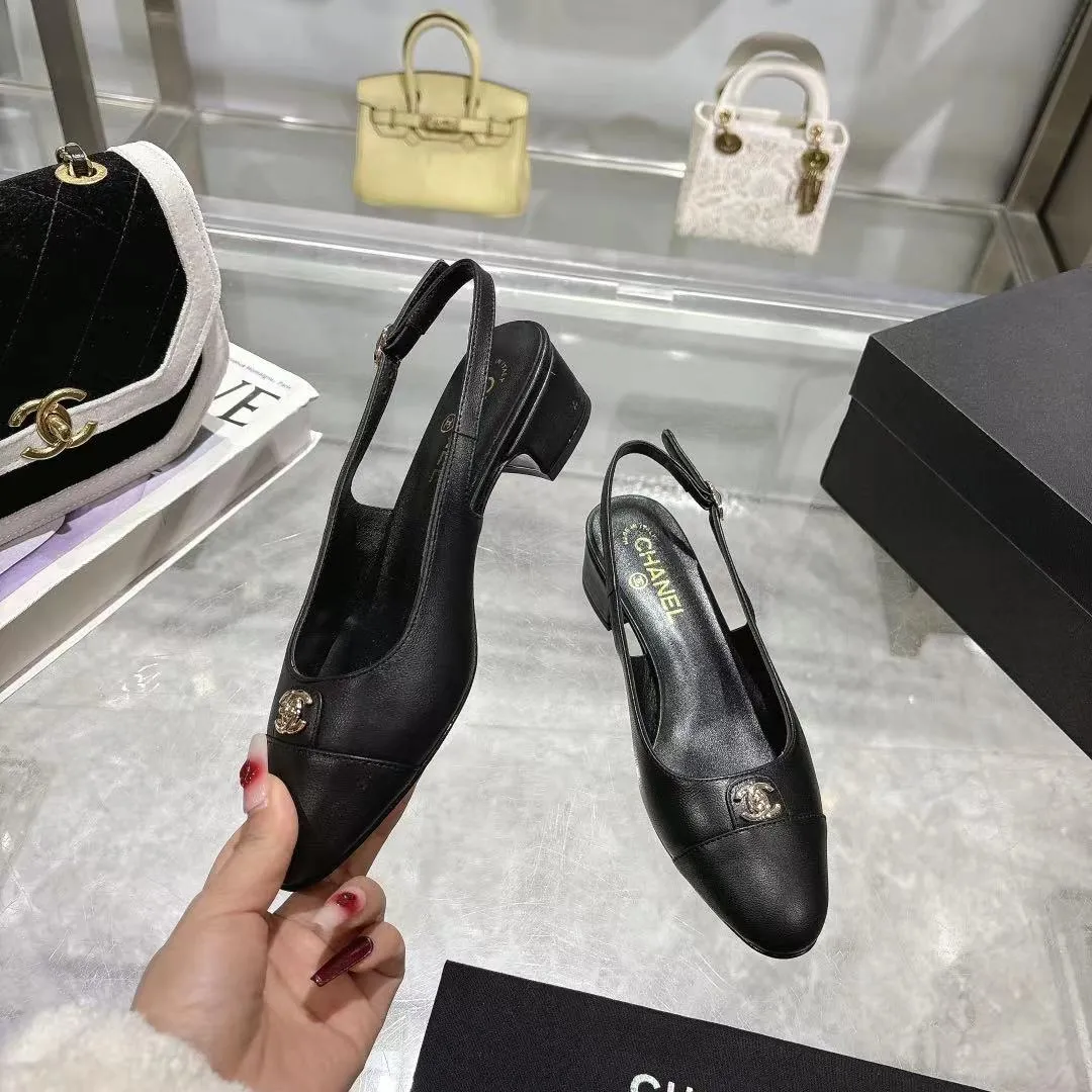 👟👟Ex-factory price 540👟👟 𝐂𝐇𝐀𝐍𝐄𝐋★Xiaoxiang New spring and summer counter new sandals, comfortable and low-heeled, a must-have for work and shopping💋 Show unique dressing style, too beautiful to say, a must-have in summer... Upper: imported sheepskin/Lining: mixed sheepskin Heel height: 3.5cm Outsole: Italian genuine leather outsole Shoe size: 35-39 (40, 41 and 42 are customized and cannot be returned or exchanged)